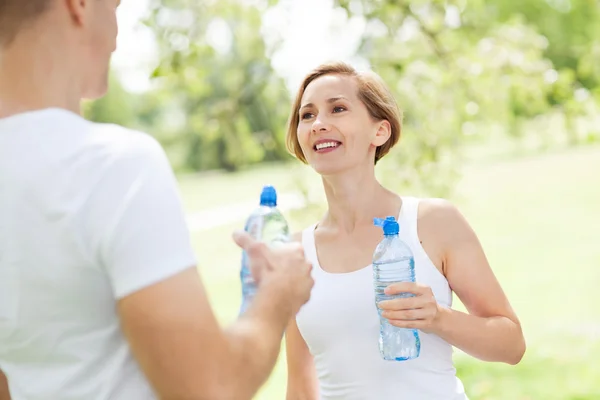 Happy young couple in the park — Stock Photo, Image