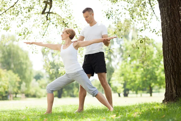 Exercício de casal no parque — Fotografia de Stock