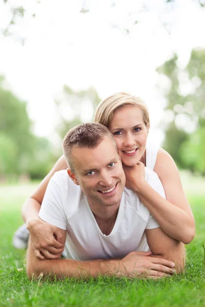 Szczęśliwa młoda para w parku — Zdjęcie stockowe