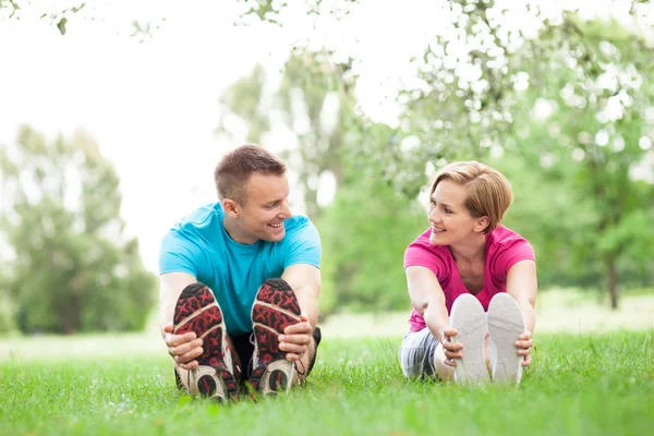 Couple s'exerçant dans le parc — Photo