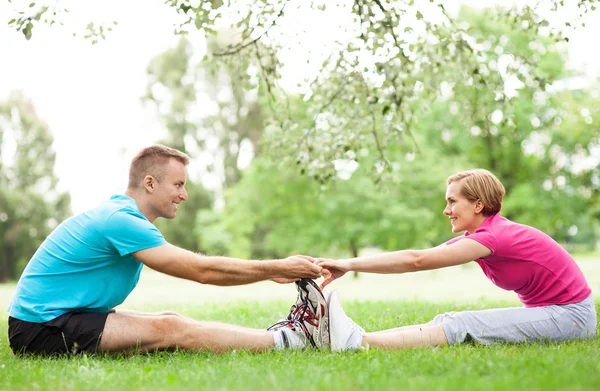 Couple Exercising In Park — Stock Photo, Image