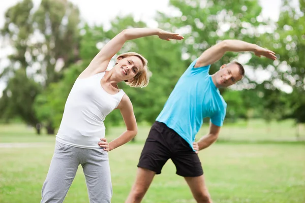 Couple Exercising In Park — Stock Photo, Image