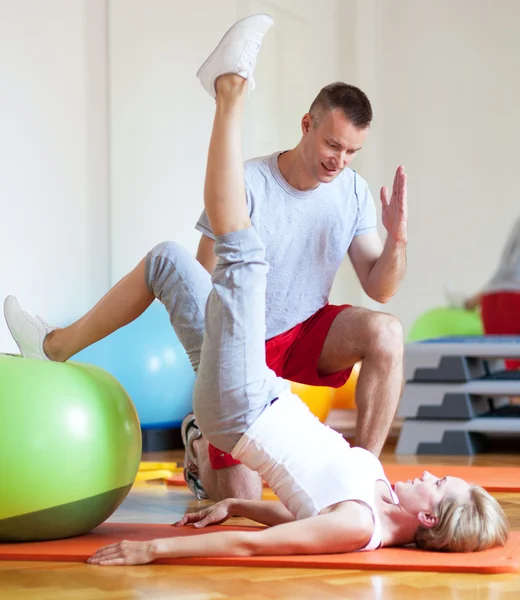 Kvinna på fitness boll — Stockfoto