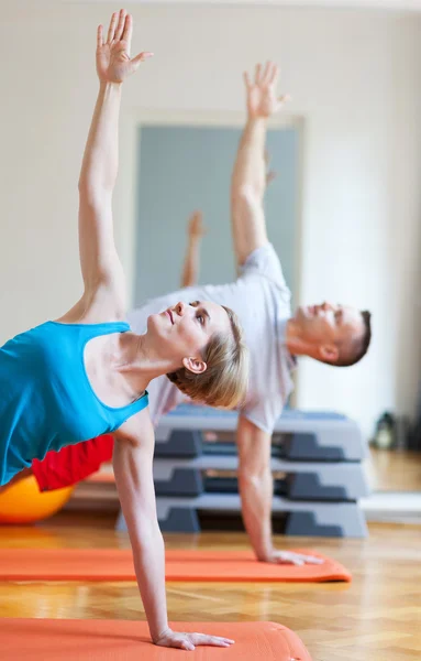 Couple doing yoga — Stock Photo, Image