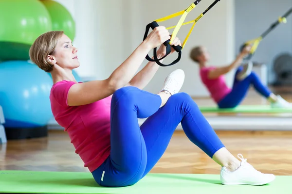 Mujer haciendo ejercicio — Foto de Stock