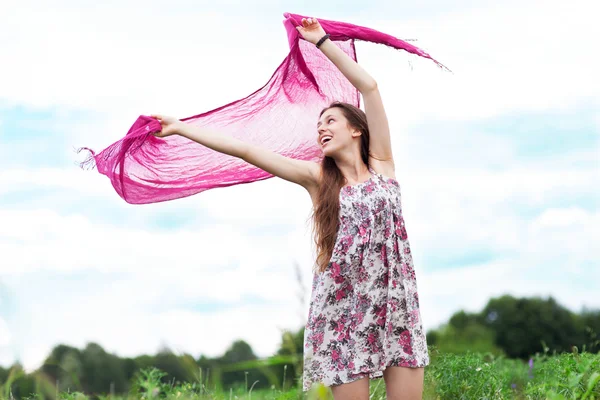 Frau auf der Wiese mit Schal — Stockfoto