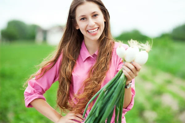 Žena hospodářství čerstvá zelenina — Stock fotografie