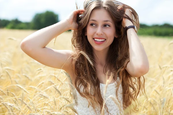 Belle femme dans le champ de blé — Photo