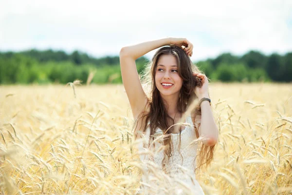 Mulher bonita no campo de trigo — Fotografia de Stock