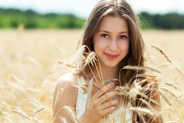 Mooie vrouw op het gebied van tarwe — Stockfoto