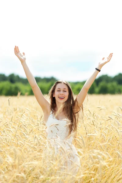 Belle femme dans le champ de blé — Photo