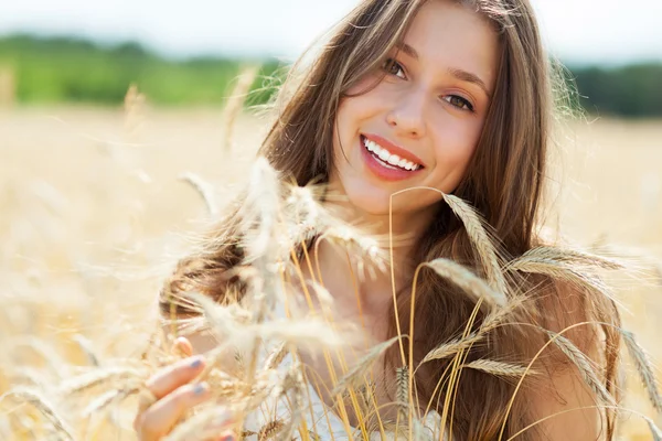 Belle femme dans le champ de blé — Photo