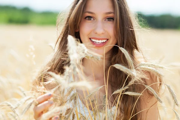 Beautiful woman in the wheat field — Stock Photo, Image