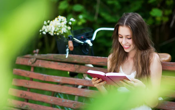 Kadın parkta bankta kitap okuma — Stok fotoğraf