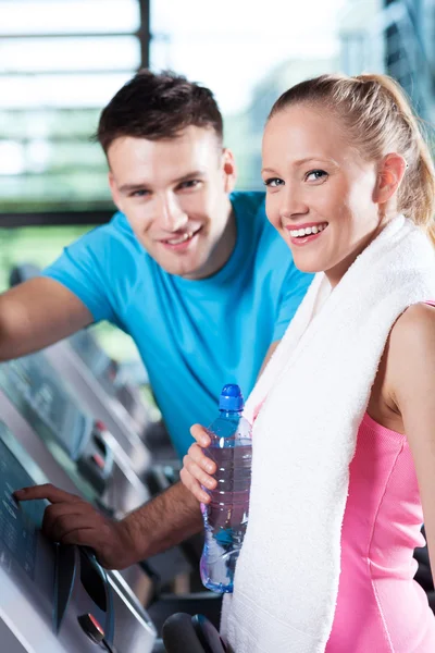 Couple à la salle de gym — Photo