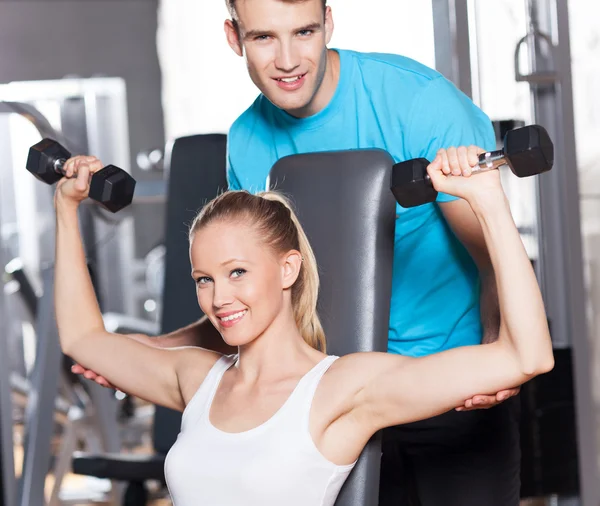 Trainer helpt vrouw opheffing halters — Stockfoto