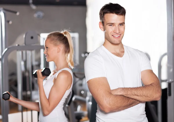 Couple à la salle de gym — Photo