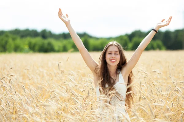 Красивая женщина на пшеничном поле Стоковая Картинка