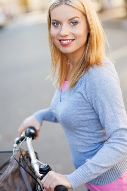 kadın açık havada bisiklet üzerinde