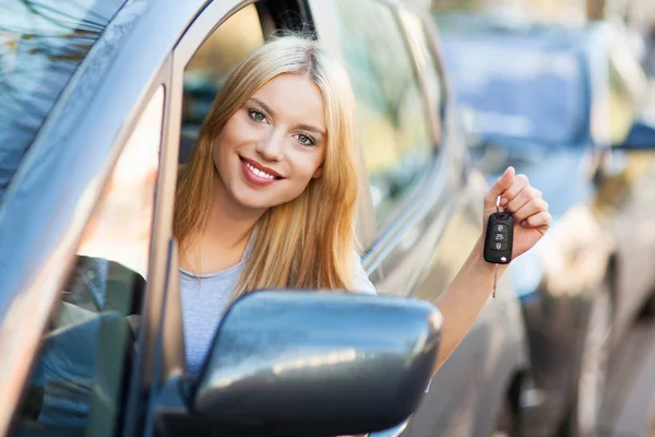 Glimlachende vrouw zittend in auto — Stockfoto