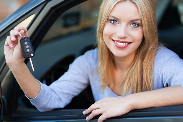 Leende kvinna sitter i bilen — Stockfoto