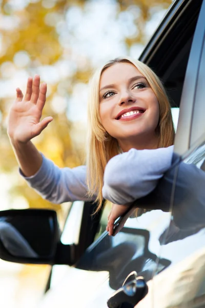 Mujer sonriente sentada en el coche —  Fotos de Stock