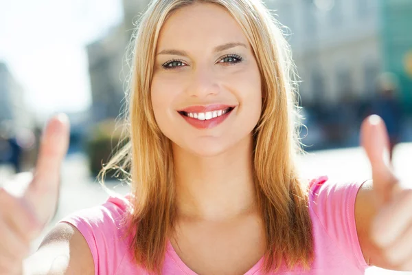 Aantrekkelijke vrouw geven duimen omhoog — Stockfoto