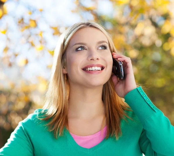 Junge Frau benutzt Handy — Stockfoto