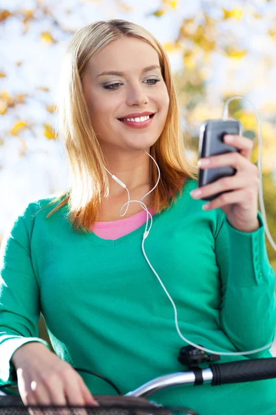 Jeune femme avec lecteur de musique — Photo