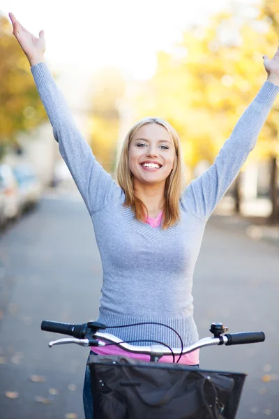 Femme en plein air à vélo — Photo