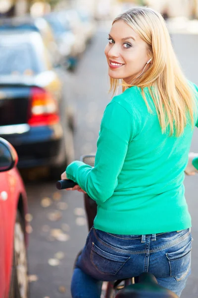 Donna all'aperto in bicicletta — Foto Stock