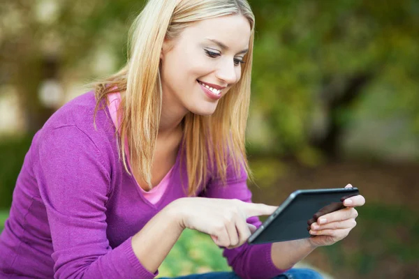 Giovane donna che utilizza tablet digitale — Foto Stock