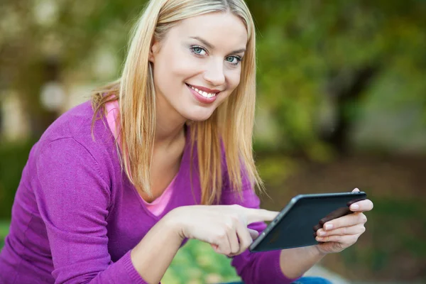 Mulher jovem usando tablet digital — Fotografia de Stock