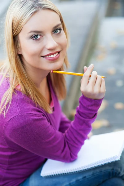 Estudiante escribiendo en cuaderno Fotos de stock libres de derechos