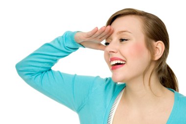 Alnında el olan kadın mesafeye bakıyor.