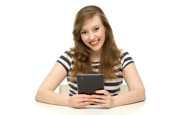 Mujer usando tableta digital — Foto de Stock