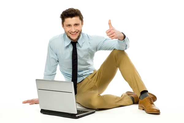 Zakenman zit met laptop — Stockfoto