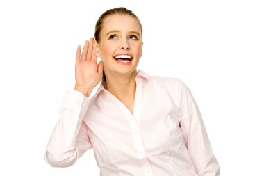 genç bir kadın eli kulağı koyarak