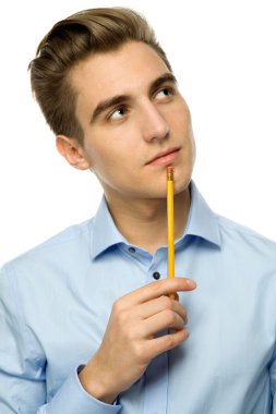 Genç adam düşünüyor.