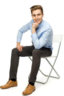 yakışıklı genç adam oturuyor