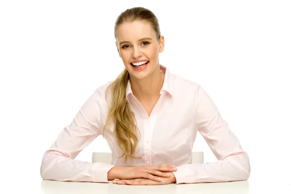 Femme d'affaires assise à la table blanche — Photo