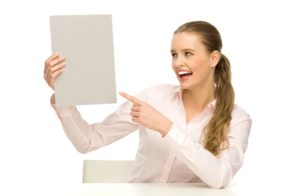 Mulher atraente com cartaz em branco — Fotografia de Stock