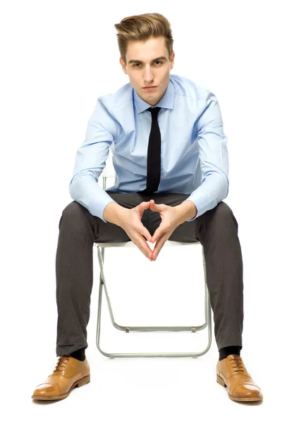 Stilig ung man sitter — Stockfoto