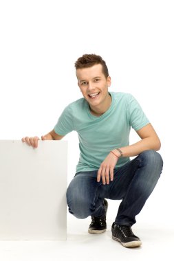 genç adam tutarak boş tasarlamak