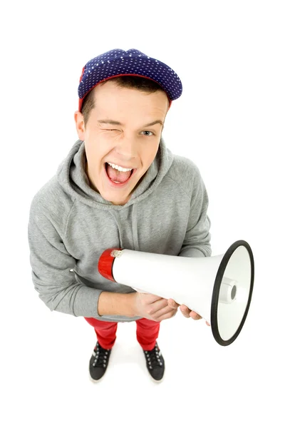 Joven escuchando música y mordiendo un cable sobre fondo blanco — Stockfoto