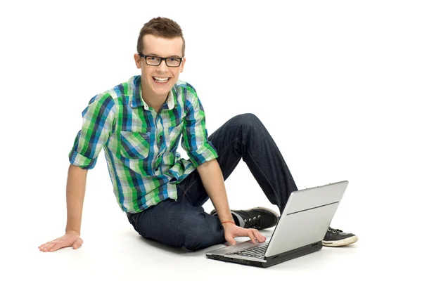 Ung kille med laptop — Stockfoto