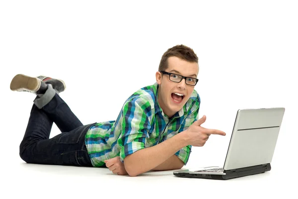 Молодий чоловік використовує ноутбук — стокове фото