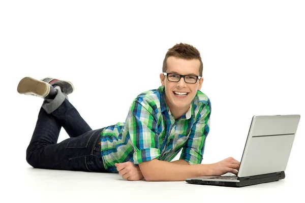 Hombre joven usando el ordenador portátil — Foto de Stock