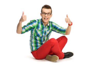 Genç adam başparmağını kaldırıyor.