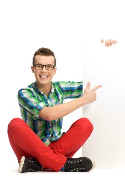 bavul ile yolda siting kız adam gezgin için görünüyor